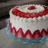 Как украсить торт клубникой просто и оригинально?